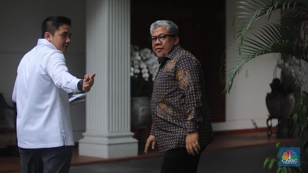 Waketum Partai Gelora, Fahri Hamzah tiba di jalan Kertanegara, Selasa, 15/10. (CNBC Indonesia/Faisal Rahman)