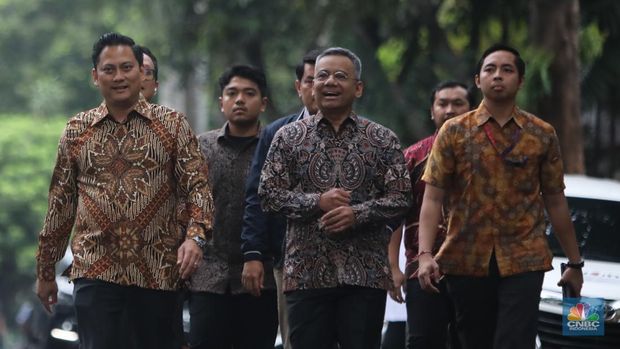 Wamenkeu Thomas Djiwandono dan Suahasil Nazara tiba di jalan Kertanegara, Jakarta, Selasa, 15/10. (CNBC Indonesia/Faisal Rahman)