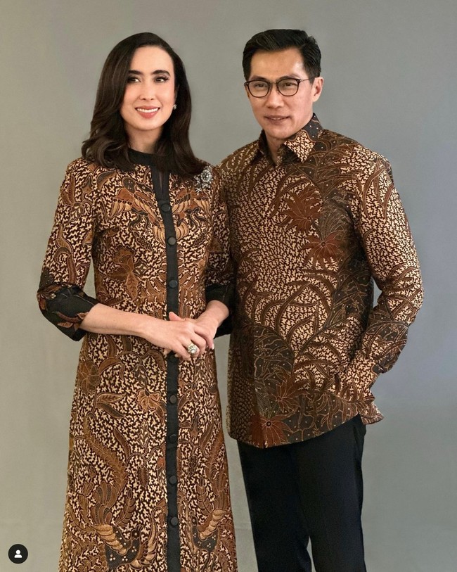 Batik serupa pernah dipakai Widiyanti Putri Wardhana saat berfoto bersama suaminya Wishnu Wardhana yang merupakan Direktur Utama PT Teladan Prima Agro. Widi memakai batik Solo karya desainer Ari Seputra. Foto: Dok. Instagram widi.wardhana