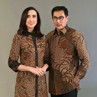 Batik serupa pernah dipakai Widiyanti Putri Wardhana saat berfoto bersama suaminya Wishnu Wardhana yang merupakan Direktur Utama PT Teladan Prima Agro. Widi memakai batik Solo karya desainer Ari Seputra. Foto: Dok. Instagram widi.wardhana