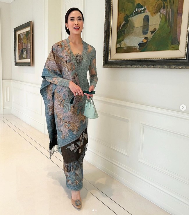 Dalam berbagai unggahannya di Instagram, Widi Wardhana terlihat sebagai sosok wanita yang selalu tampil stylish dengan karya desainer Tanah Air dan internasional. Dia bisa tampil apik dengan kebaya ataupun gaun. Foto: Dok. Instagram widi.wardhana