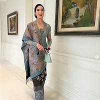Dalam berbagai unggahannya di Instagram, Widi Wardhana terlihat sebagai sosok wanita yang selalu tampil stylish dengan karya desainer Tanah Air dan internasional. Dia bisa tampil apik dengan kebaya ataupun gaun. Foto: Dok. Instagram widi.wardhana