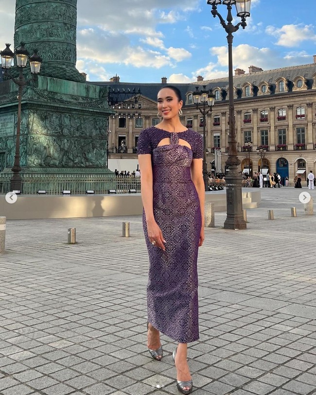 Seperti ketika menghadiri Vogue World 2024 di Paris, Widi tampil memesona dengan dress dari songket karya desainer Didit Hediprasetyo yang dikenal juga sebagai putra presiden terpilih Prabowo. Foto: Dok. Instagram widi.wardhana