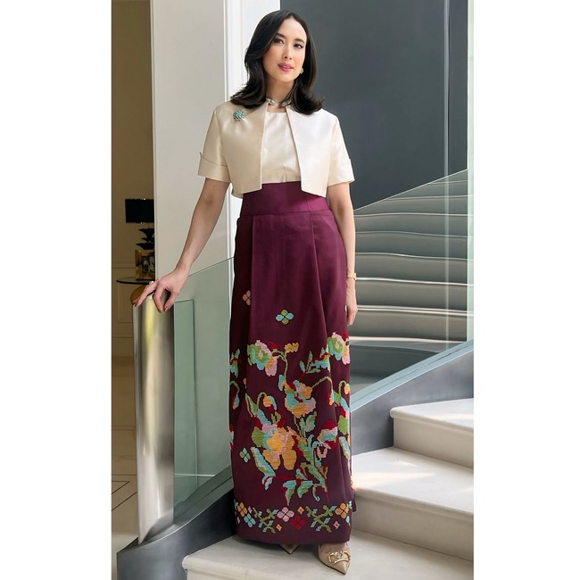 Dalam kesehariannya, Widi Wardhana kerap menggunakan wastra nusantara. Seperti gayanya ini, Widi tampil dengan kain sarung tenun khas Bugis motif Lagosi. Foto: Dok. Instagram widi.wardhana