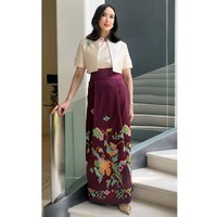 Dalam kesehariannya, Widi Wardhana kerap menggunakan wastra nusantara. Seperti gayanya ini, Widi tampil dengan kain sarung tenun khas Bugis motif Lagosi. Foto: Dok. Instagram widi.wardhana