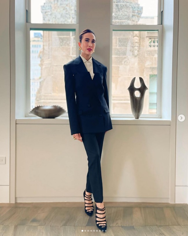 Pada kesempatan lainnya Widi Wardhana bergaya bak lady boss dalam balutan setelan jas dari brand luxury asal New York, MONSE. Foto: Dok. Instagram widi.wardhana