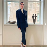 Pada kesempatan lainnya Widi Wardhana bergaya bak lady boss dalam balutan setelan jas dari brand luxury asal New York, MONSE. Foto: Dok. Instagram widi.wardhana