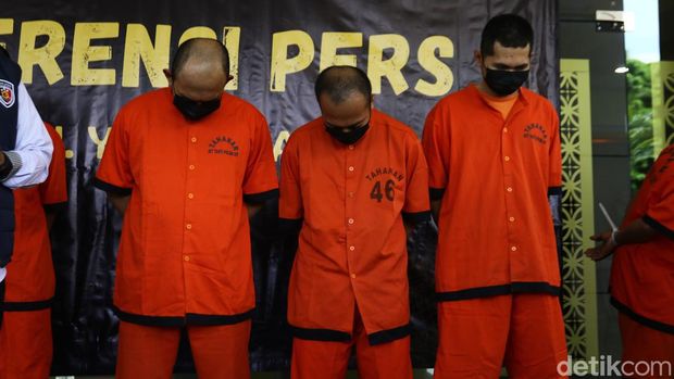 10 tersangka perampokan dan penganiayaan petugas Mako Damkar Sleman, Godean, dihadirkan dalam jumpa pers Polda DIY, Rabu (16/10/2024).