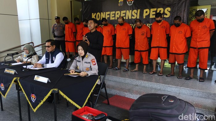 10 tersangka perampokan dan penganiayaan petugas Mako Damkar Sleman, Godean, dihadirkan dalam jumpa pers Polda DIY, Rabu (16/10/2024).