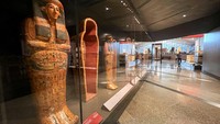 Lebih dari 100.000 artefak harta karun kuno Mesir akan dipamerkan di museum arkeologi terbesar di dunia, menurut situs web informasi negara Mesir. 