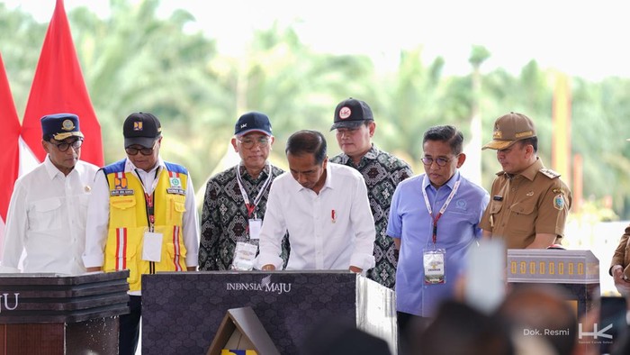 2 ruas tol Trans Sumatera yang diresmikan Presiden Joko Widodo