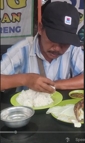5 Aksi Polisi Baik Hati yang Rajin  Berbagi Makanan ke Sesama