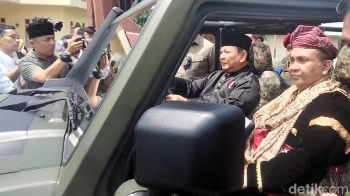 Afriansyah saat bersama Prabowo Subianto acara adat dan acara politik di Padang. (Foto: Jeka Kampai/detikSumut).