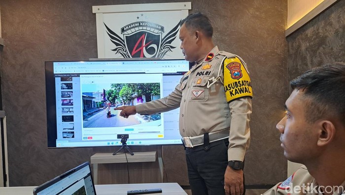 Aggota Polres Jombang memantau pergerakan Mobil ETLE.