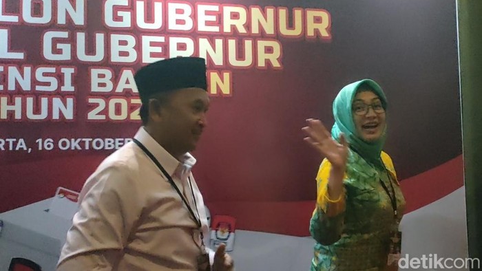 Airin Rachmi Diany-Ade Mulyadi tiba di lokasi debat perdana malam ini. Keduanya memohon doa dilancarkan. (Dwi/detikcom).