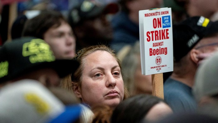 Boeing workers from the International Association of Machinists and Aerospace Workers District 751 hold a march during an ongoing strike in Seattle, Washington, U.S. October 15, 2024. REUTERS/David Ryder