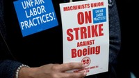 Boeing pekan lalu menarik tawaran terbarunya, yang mencakup kenaikan gaji sebesar 30% selama empat tahun. Sementara itu, Sekretaris Tenaga Kerja AS, Julie Su sudah bertemu Boeing dan IAM di Seattle pada Senin dalam upaya memecahkan kebuntuan.  