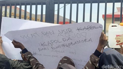 Aksi unjuk rasa warga di depan Mapolda NTT, Rabu (16/10/2024).