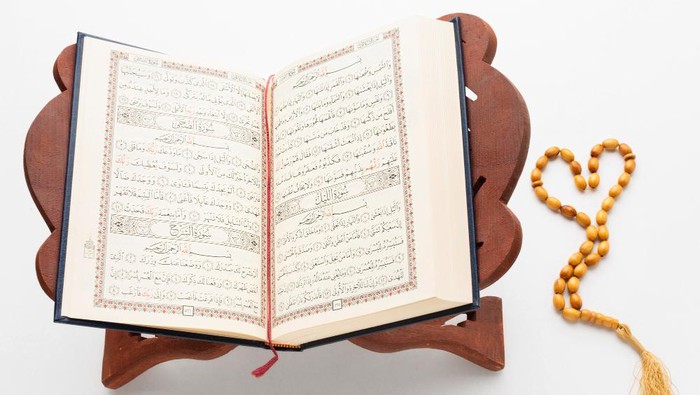 Ilustrasi membaca Al-quran (quran).