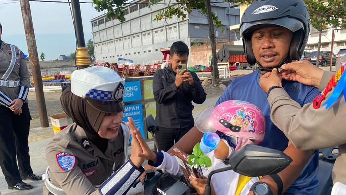 Anggota Satlantas Polres Ponorogo memberi reward bagi pemotor yang telah tertib berlalu lintas