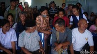 Warga Labuan Bajo antre di RSUD untuk mengikuti operasi katarak. Dengan mayoritas penduduk yang bekerja sebagai petani, semakin tinggi terpapar sinar ultraviolet yang merupakan salah satu penyebab dari katarak. 