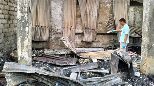 Apotek Melati Farma dan Laboratorium Taksu, Jalan Ngurai Rai Nomor 45, Tabanan, Bali terlihat hanya menyisahkan puing-puing bangunan yang terbakar, Rabu (16/10/2024) siang. (Istimewa/Polsek Kediri)