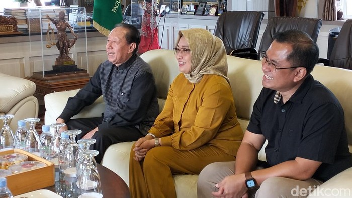 Arfi-Yena saat bersilaturahmi dengan Ketua Paguyuban Pasundan