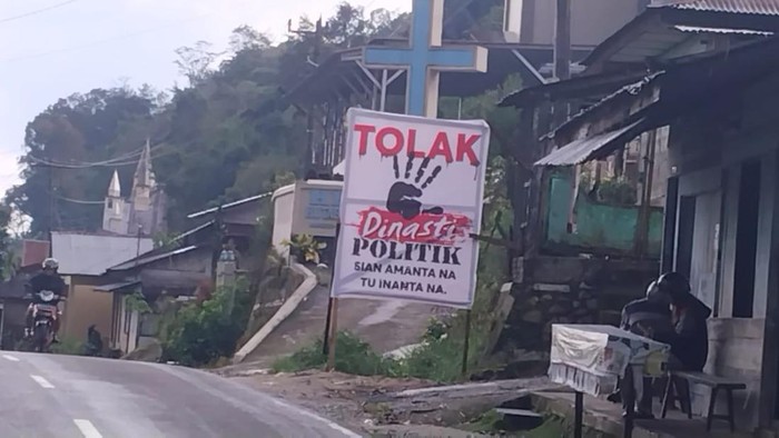 Baliho bernada hasutan terpampang di beberapa lokasi di Taput. (Foto: Istimewa).