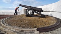 Pengecatan dilakukan agar Benteng Marlborough terlihat bersih dan nyaman.  