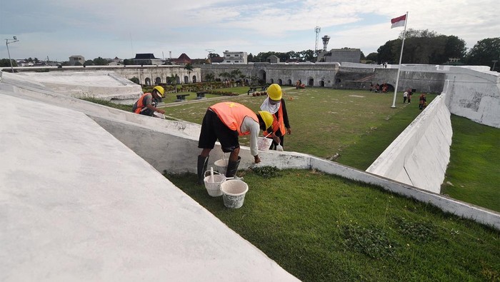 Pekerja mengecat bagian dalam situs cagar budaya Benteng Marlborough di Kota Bengkulu, Bengkulu, Selasa (15/10/2024). Pengecatan tersebut dilakukan untuk merawat dan menjaga situs cagar budaya dalam kondisi baik saat dikunjungi para wisatawan domestik maupun wisatawan mancanegara. ANTARA FOTO/Muhammad Izfaldi/rwa.