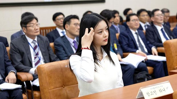 Bintang K-pop, Hanni, anggota grup NewJeans, menghadiri pertemuan Komite Lingkungan dan Ketenagakerjaan Majelis Nasional Korea Selatan di Seoul, Korea Selatan, dalam foto yang diambil pada tanggal 15 Oktober 2024. (Yonhap via REUTERS)