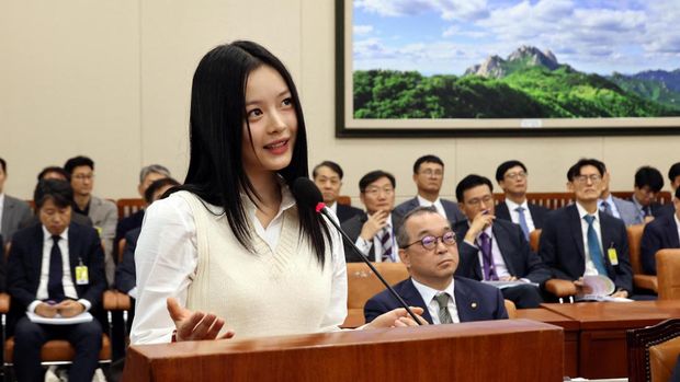 Bintang K-pop, Hanni, anggota grup NewJeans, menghadiri pertemuan Komite Lingkungan dan Ketenagakerjaan Majelis Nasional Korea Selatan di Seoul, Korea Selatan, dalam foto yang diambil pada tanggal 15 Oktober 2024. (Yonhap via REUTERS)