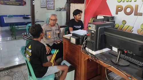Buruh bangunan asal Lombok diinterogasi terkait kasus pencurian emas dan uang di Mapolsek Sidemen, Karangasem, Rabu (16/10/2024). (Foto: Dok. Polsek Sidemen)