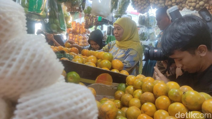 Cagub Jatim nomor urut 2 Khofifah Indar Parawansa saat berkunjung ke Pasar Sepanjang, Sidoarjo.