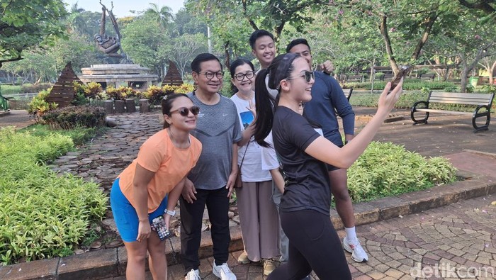 Calon Gubernur Jakarta nomor urut 3 Pramono Anung di Taman Margasatwa Ragunan (TMR) (Taufiq S/detikcom)