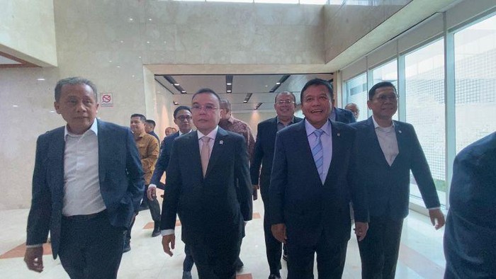 Calon Kepala BIN, Herindra, di gedung DPR. Dia didampingi Wakil Ketua DPR RI Sufmi Dasco Ahmad, Saan Mustopa, Adies Kadir hingga Cucun Ahmad Syamsurijal.