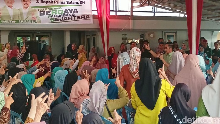 Calon Wali Kota Palembang nomor urut 2 Ratu Dewa menyampaikan visi misi ke warga Sematang Borang Palembang.