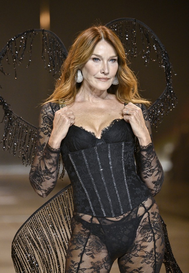 Meski memukau, ia ragu bakal diminta tampil lagi tahun depan. Di usiaku?! kata Bruni sambil tertawa. Ini sangat mengasyikkan dan sangat luar biasa, sungguh. Karena, Anda tahu, tidak ada yang terbiasa berada di runway tidak peduli sudah berapa lama. (Foto: Evan Agostini/Invision/AP)