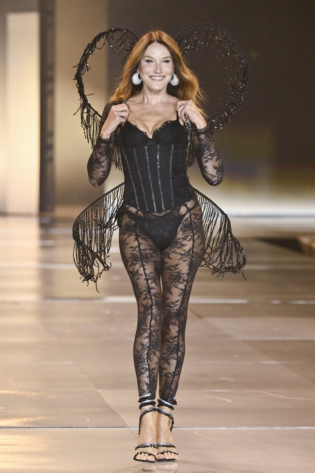 Bagi istri mantan Presiden Prancis Nicolas Sarkozy, penampilan tersebut menjadi yang perdana.Dan mungkin yang terakhir, katanya kepada Page Six di belakang panggung. Di catwalk, ia sukses memesona dalam balutan lingerie berkoset serba hitam. (Foto: Evan Agostini/Invision/AP)