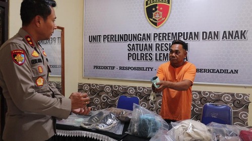 Charles Arif (49) pelaku penyiraman air keras ke siswi SMP di Lembata saat ditangkap polisi, Selasa (16/10/2024). (Polres Lembata)