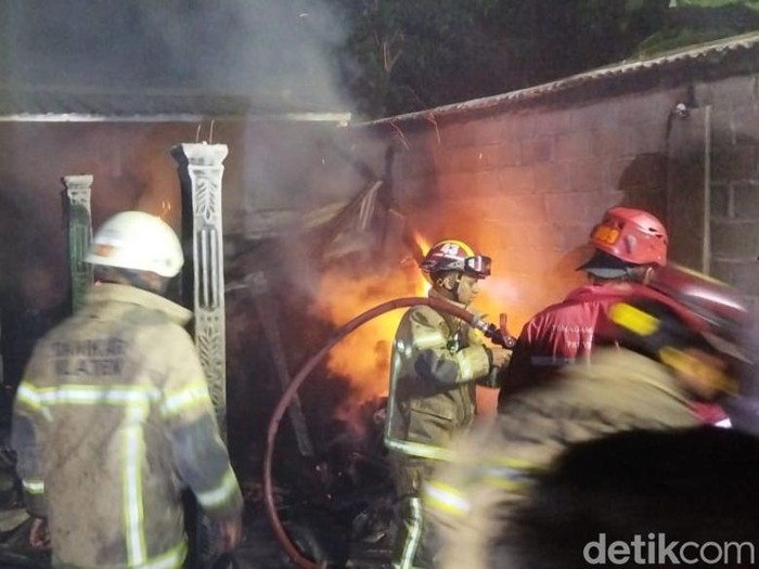 Damkar memadamkan kandang sapi yang terbakar di Desa Nangsri, Kabupaten Klaten, Selasa (15/10/2024) malam.
