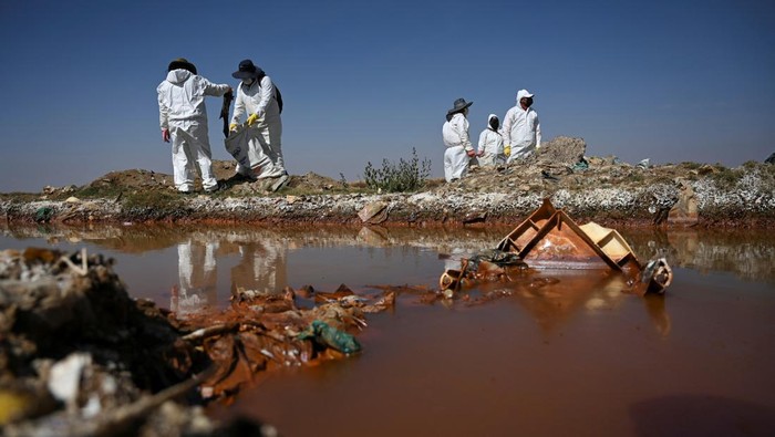 Volunteers take part in a campaign to clean the banks of Lake Uru Uru, in Oruro, Bolivia October 5, 2024. REUTERS/Claudia Morales