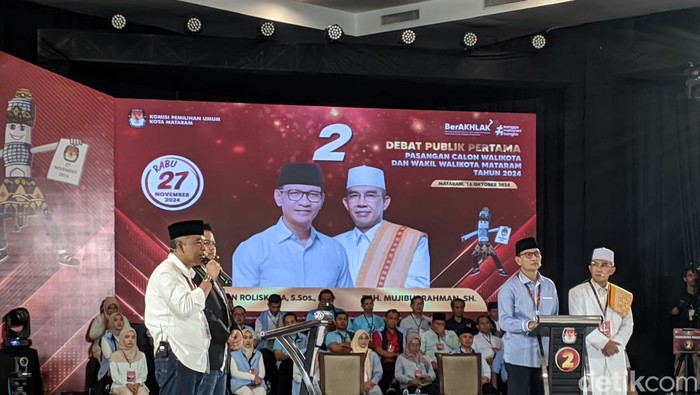 Dua paslon Pilwakot Mataram ikuti debat perdana, Rabu malam (16/10/2024). (Ahmad Viqi/detikBali).