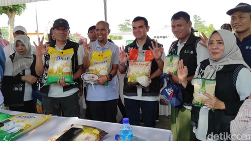Direktur Stabilisasi Pasokan dan Harga Pangan (SPHP) Bapanas Maino Dwi Hartono (empat dari kiri) saat menunjukkan beras SPHP dalam Gerakan Pangan Murah di Mataram, NTB, Rabu (16/10/2024). (Foto: Nathea Citra/detikBali)