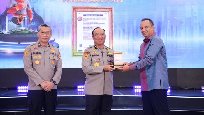 Direktur Utama PT Sucofindo, Jobi Triananda, memberikan penghargaan kepada Staf Sumber Daya Manusia (SSDM) Polri terkait mutu atau kualitas dari proses rekrutmen terpadu anggota Polri.