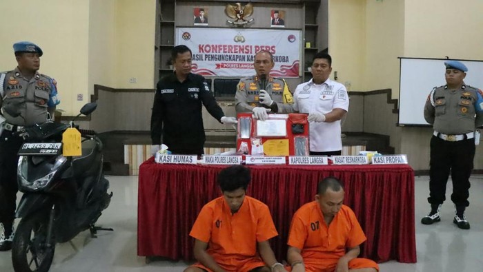 Dua pria di Langsa, Aceh ditangkap polisi karena diduga membawa 1 kilogram kokain. (dok. Polres Langsa)
