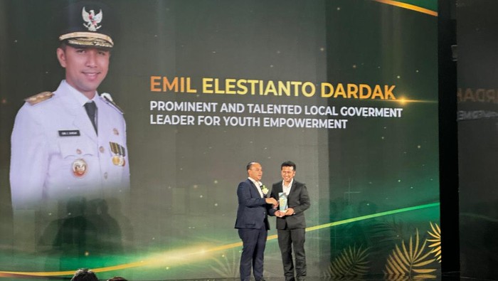Emil Dardak dapat penghargaan dari CNBC