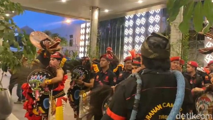 eri cahyadi-armuji diiringi jaranan tiba di gedung dyandra jelang debat pilwali
