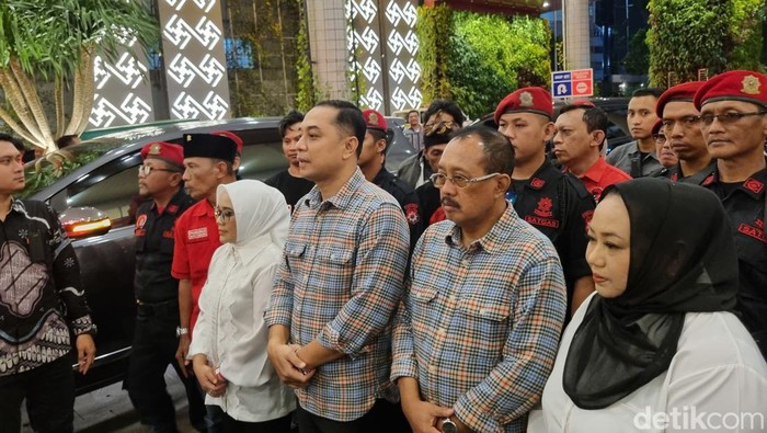 eri cahyadi-armuji tiba di gedung dyandra mengikuti debat perdana pilwali
