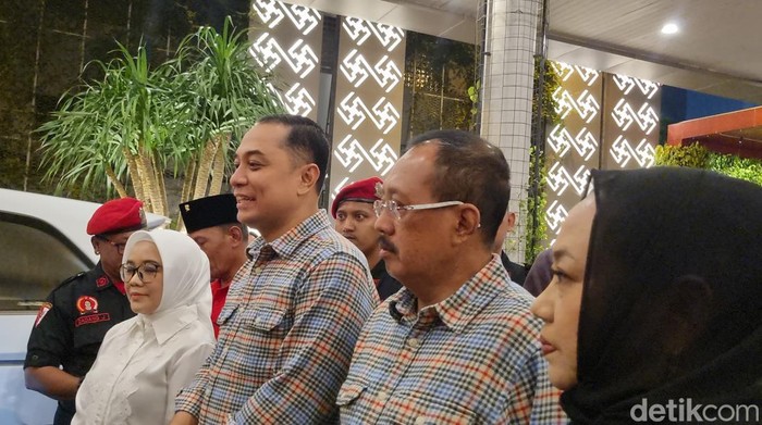 eri cahyadi-armuji tiba di gedung dyandra mengikuti debat perdana pilwali